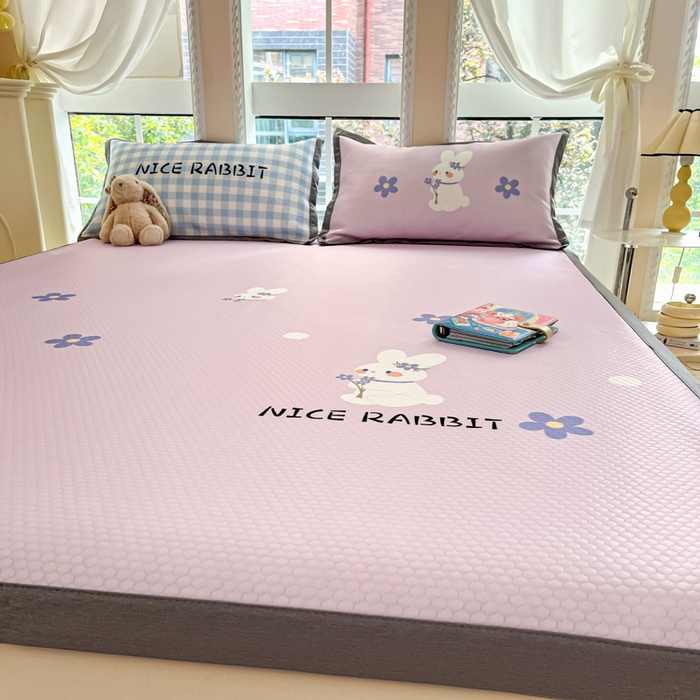 91家纺网 家纺一手货源 找家纺 Sweet dreams甜梦 2025新款数码印花凉感豆豆软席凉席席子系列-大版 紫底小兔