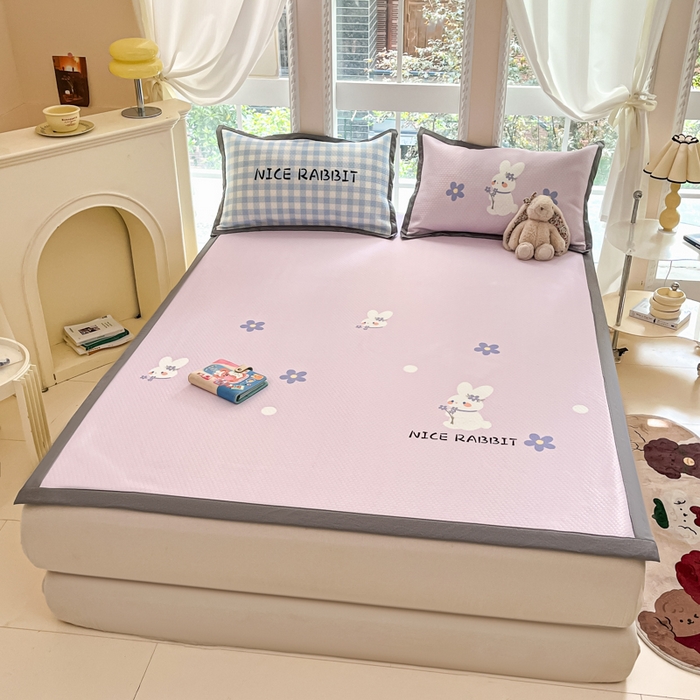 91家纺网 家纺一手货源 找家纺 Sweet dreams甜梦 2025新款数码印花凉感豆豆软席凉席席子系列-大版 紫底小兔