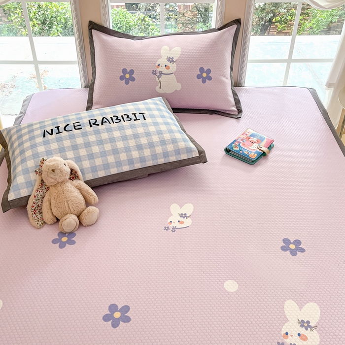 91家纺网 家纺一手货源 找家纺 Sweet dreams甜梦 2025新款数码印花凉感豆豆软席凉席席子系列-大版 紫底小兔