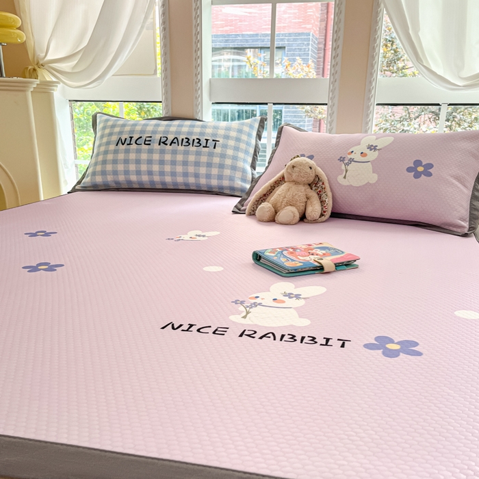 91家纺网 家纺一手货源 找家纺 Sweet dreams甜梦 2025新款数码印花凉感豆豆软席凉席席子系列-大版 紫底小兔