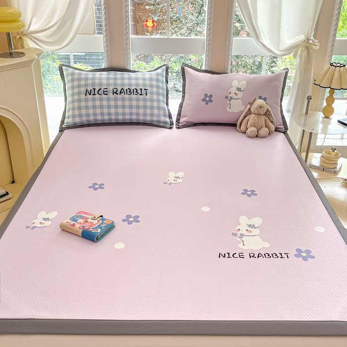 91家纺网 家纺一手货源 找家纺 Sweet dreams甜梦 2025新款数码印花凉感豆豆软席凉席席子系列-大版 紫底小兔