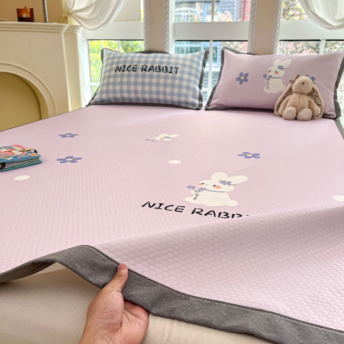 91家纺网 家纺一手货源 找家纺 Sweet dreams甜梦 2025新款数码印花凉感豆豆软席凉席席子系列-大版 紫底小兔