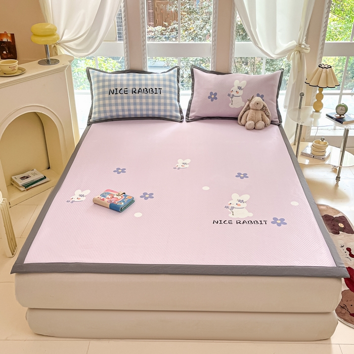 91家纺网 家纺一手货源 找家纺 Sweet dreams甜梦 2025新款数码印花凉感豆豆软席凉席席子系列-大版 紫底小兔