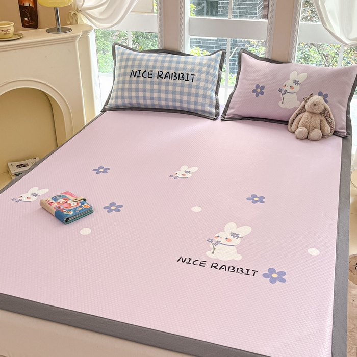 91家纺网 家纺一手货源 找家纺 Sweet dreams甜梦 2025新款数码印花凉感豆豆软席凉席席子系列-大版 紫底小兔