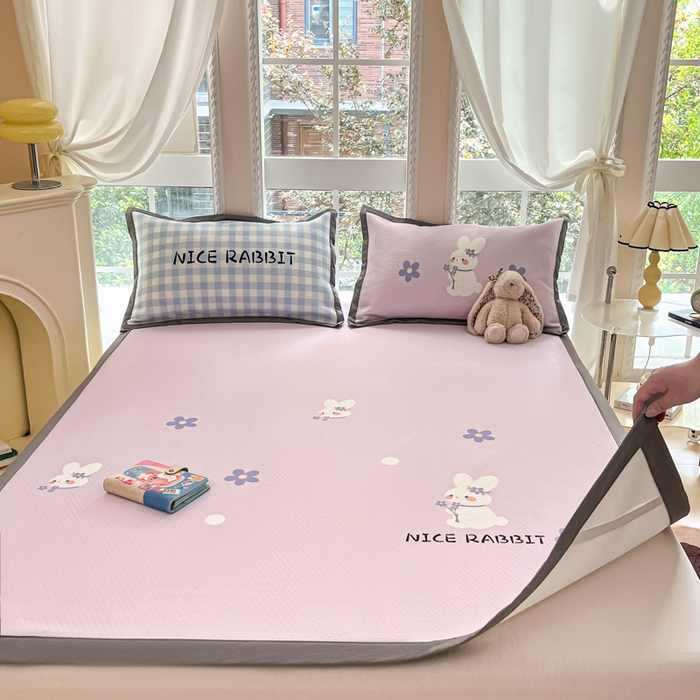 91家纺网 家纺一手货源 找家纺 Sweet dreams甜梦 2025新款数码印花凉感豆豆软席凉席席子系列-大版 紫底小兔