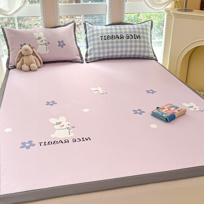 91家纺网 家纺一手货源 找家纺 Sweet dreams甜梦 2025新款数码印花凉感豆豆软席凉席席子系列-大版 紫底小兔