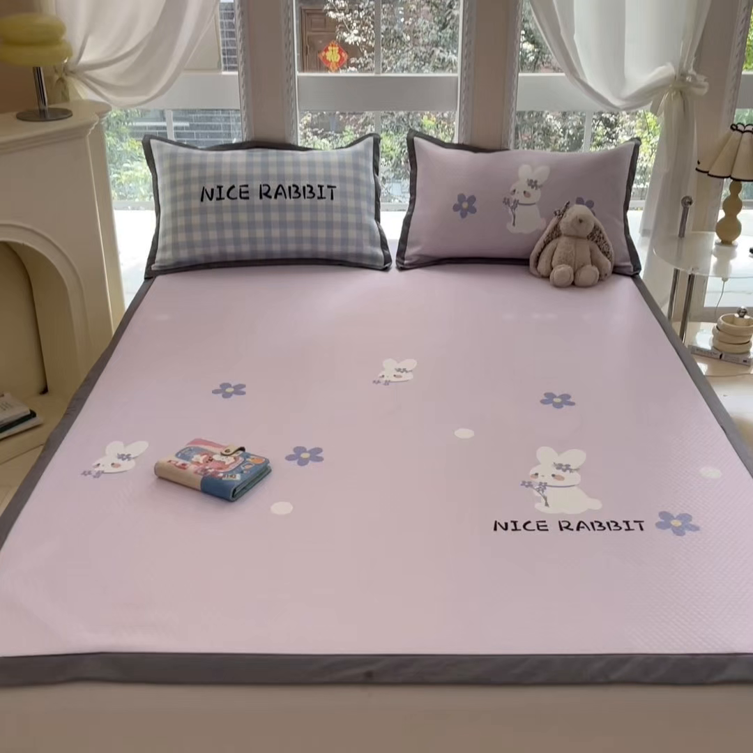 91家纺网 家纺一手货源 找家纺 Sweet dreams甜梦 2025新款数码印花凉感豆豆软席凉席席子系列-大版 紫底小兔