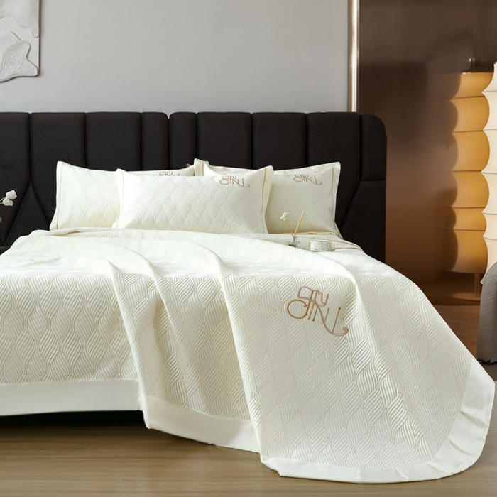 91家纺网 家纺一手货源 找家纺 OL家纺 2025新款60S兰精天丝带刺绣防滑床盖 奶白