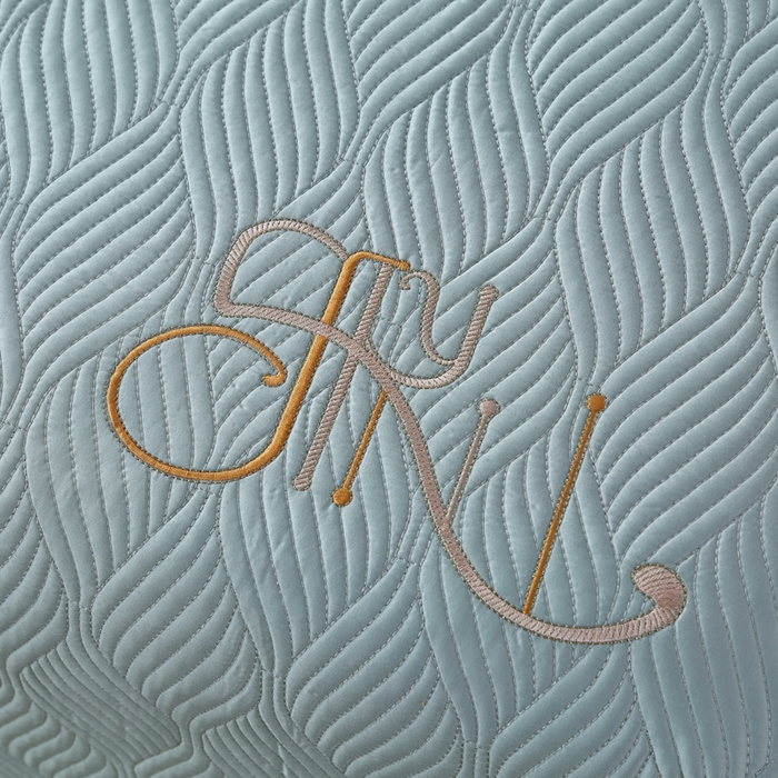 91家纺网 家纺一手货源 找家纺 OL家纺 2025新款60S兰精天丝带刺绣防滑床盖 淡天蓝