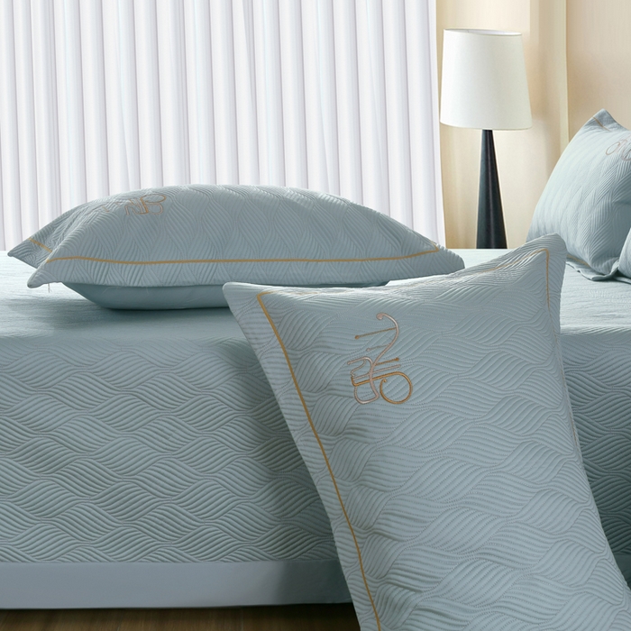 91家纺网 家纺一手货源 找家纺 OL家纺 2025新款60S兰精天丝带刺绣防滑床盖 淡天蓝