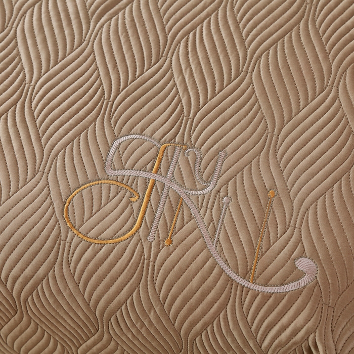 91家纺网 家纺一手货源 找家纺 OL家纺 2025新款60S兰精天丝带刺绣防滑床盖 深咖