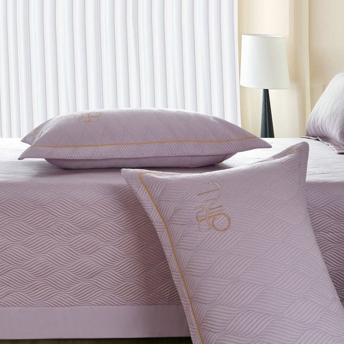 91家纺网 家纺一手货源 找家纺 OL家纺 2025新款60S兰精天丝带刺绣防滑床盖 香芋紫