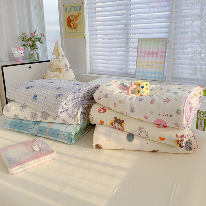 91家纺网 家纺一手货源 找家纺 赫梵茜 2025春夏新款无套路不墨迹锦氨凉感丝双面印花小冰皮夏被夏凉被空调被可机洗 组合图仅供展示