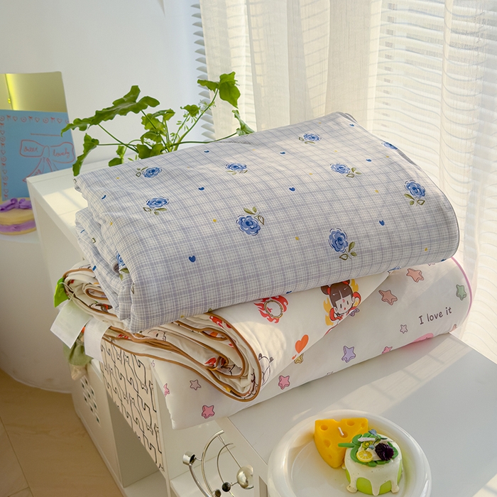 91家纺网 家纺一手货源 找家纺 赫梵茜 2025春夏新款无套路不墨迹锦氨凉感丝双面印花小冰皮夏被夏凉被空调被可机洗 组合图仅供展示