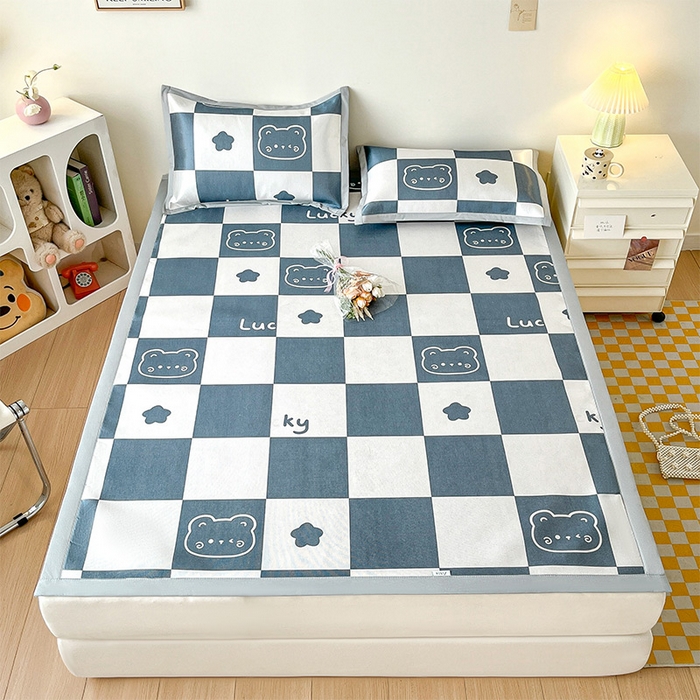 91家纺网 家纺一手货源 找家纺  （提供买家秀 爆款花型 不断货）2025新款600D小清新卡通印花冰丝枕套单品 格子小熊