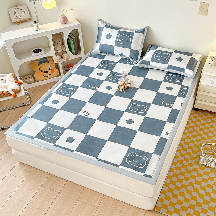 91家纺网 家纺一手货源 找家纺  （提供买家秀 爆款花型 不断货）2025新款600D小清新卡通印花冰丝枕套单品 格子小熊