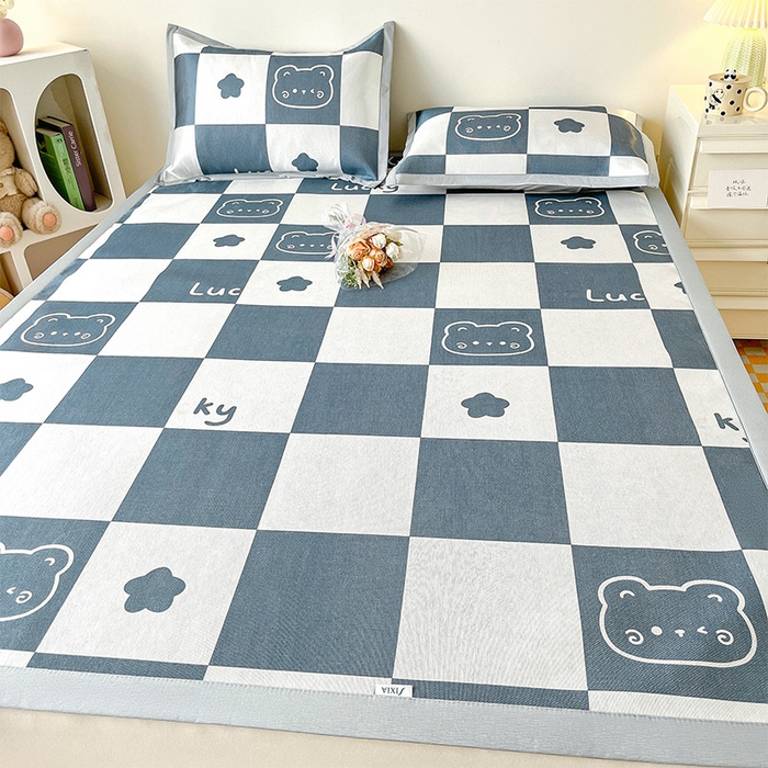 91家纺网 家纺一手货源 找家纺  （提供买家秀 爆款花型 不断货）2025新款600D小清新卡通印花冰丝枕套单品 格子小熊