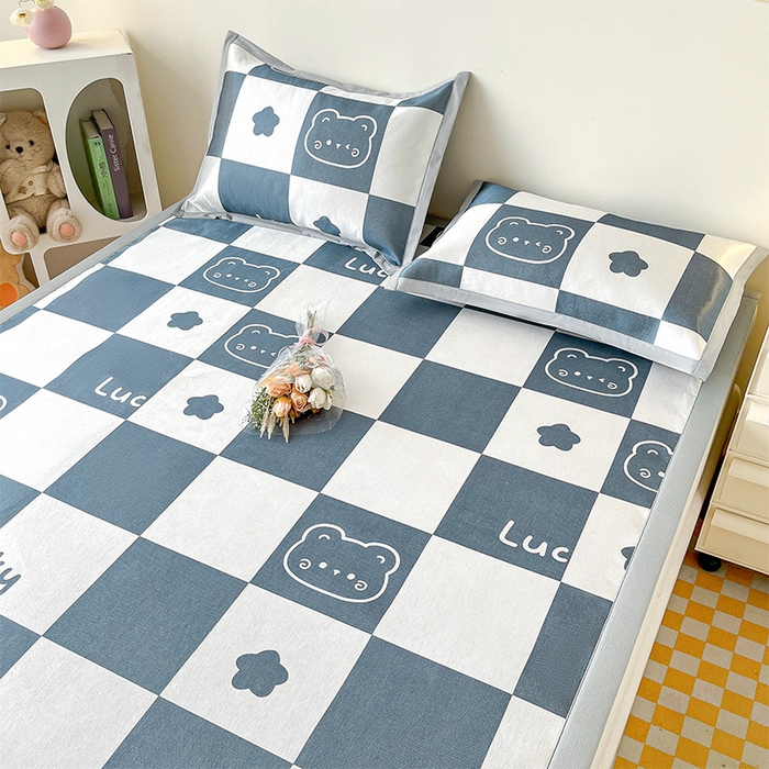 91家纺网 家纺一手货源 找家纺  （提供买家秀 爆款花型 不断货）2025新款600D小清新卡通印花冰丝枕套单品 格子小熊