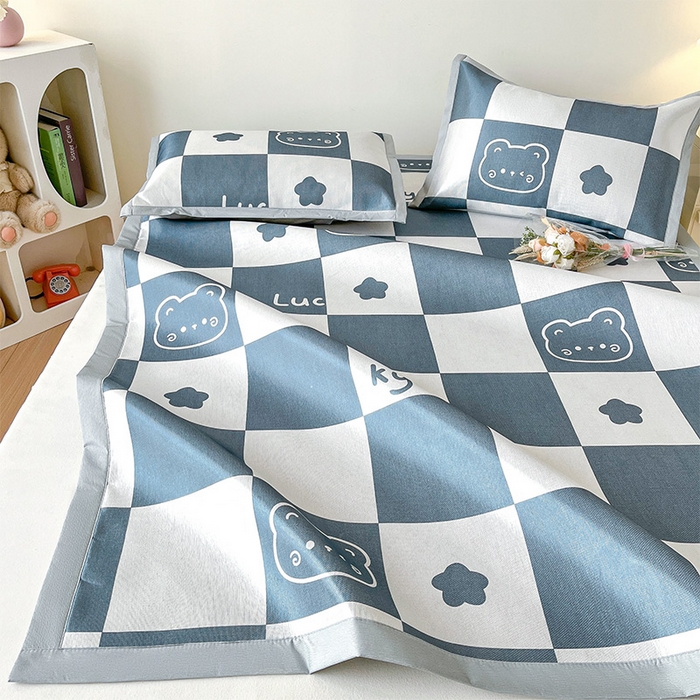 91家纺网 家纺一手货源 找家纺  （提供买家秀 爆款花型 不断货）2025新款600D小清新卡通印花冰丝枕套单品 格子小熊