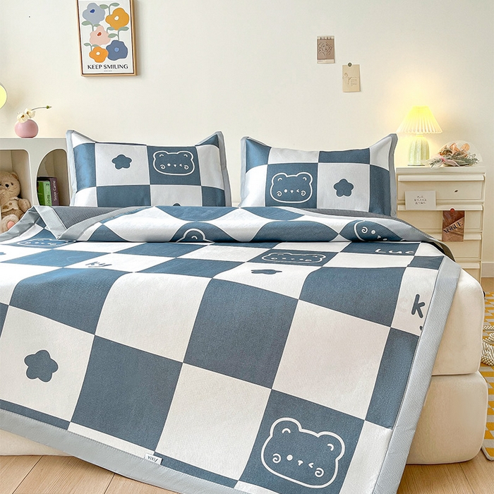 91家纺网 家纺一手货源 找家纺  （提供买家秀 爆款花型 不断货）2025新款600D小清新卡通印花冰丝枕套单品 格子小熊