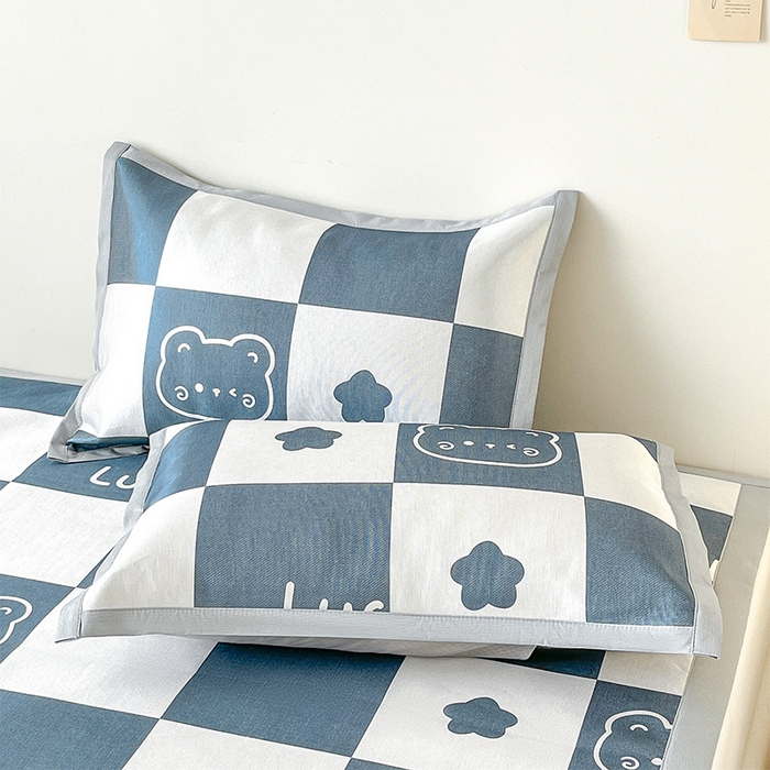 91家纺网 家纺一手货源 找家纺  （提供买家秀 爆款花型 不断货）2025新款600D小清新卡通印花冰丝枕套单品 格子小熊