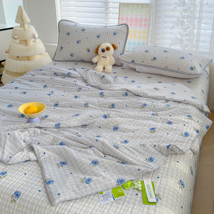 91家纺网 家纺一手货源 找家纺 赫梵茜 2025春夏新款无套路不墨迹锦氨凉感丝双面印花小冰皮夏被夏凉被空调被可机洗 初夏薄荷