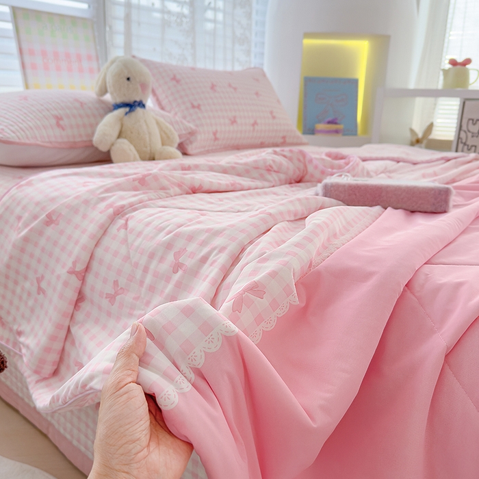 91家纺网 家纺一手货源 找家纺 赫梵茜 2025春夏新款无套路不墨迹锦氨凉感丝双面印花小冰皮夏被夏凉被空调被可机洗 蝴蝶结