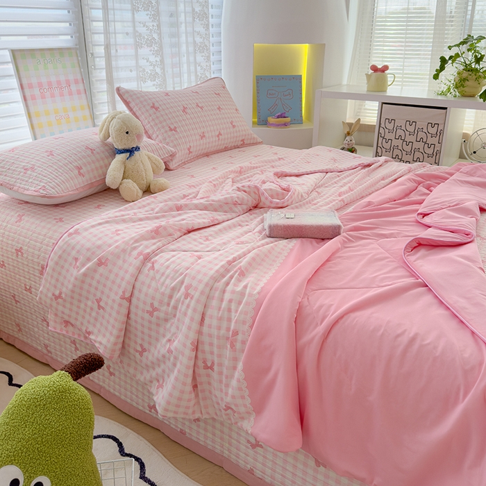 91家纺网 家纺一手货源 找家纺 赫梵茜 2025春夏新款锦氨凉感丝冰皮软席床盖夏被夏凉被空调被四件套 蝴蝶结粉