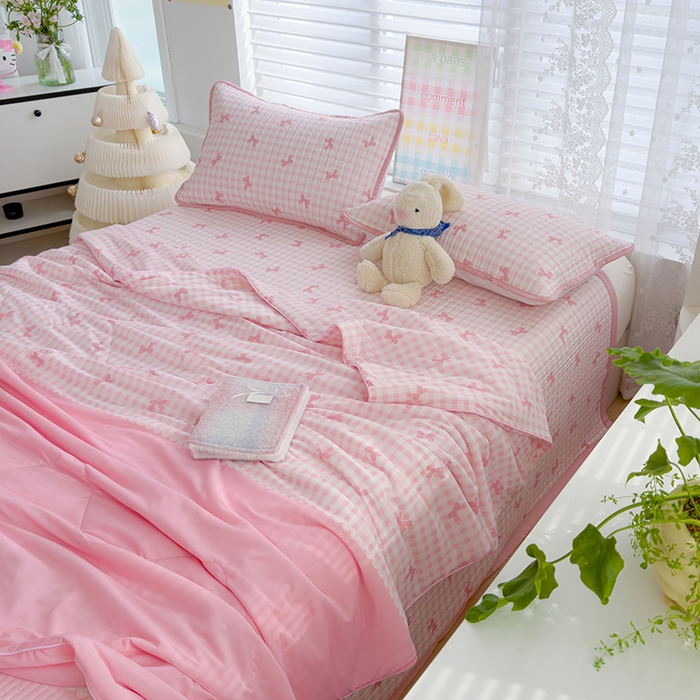 91家纺网 家纺一手货源 找家纺 赫梵茜 2025春夏新款锦氨凉感丝冰皮软席床盖夏被夏凉被空调被四件套 蝴蝶结粉