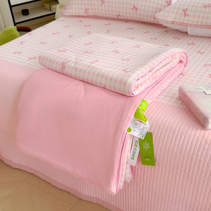 91家纺网 家纺一手货源 找家纺 赫梵茜 2025春夏新款锦氨凉感丝冰皮软席床盖夏被夏凉被空调被四件套 蝴蝶结粉