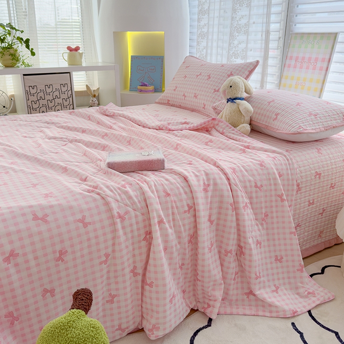 91家纺网 家纺一手货源 找家纺 赫梵茜 2025春夏新款锦氨凉感丝冰皮软席床盖夏被夏凉被空调被四件套 蝴蝶结粉