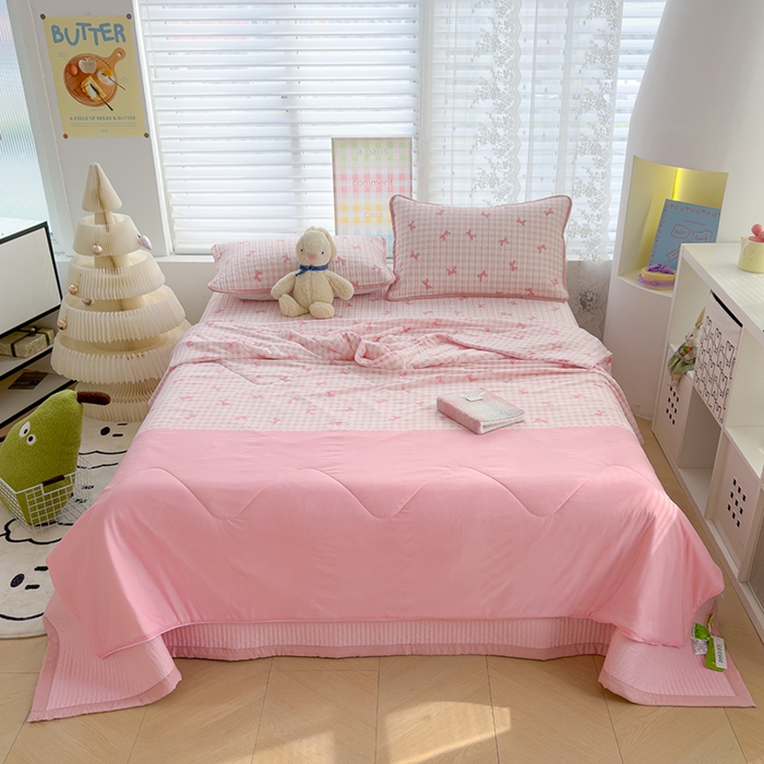 91家纺网 家纺一手货源 找家纺 赫梵茜 2025春夏新款锦氨凉感丝冰皮软席床盖夏被夏凉被空调被四件套 蝴蝶结粉