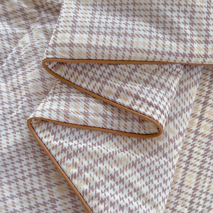 91家纺网 家纺一手货源 找家纺 赫梵茜 2025春夏新款无套路不墨迹锦氨凉感丝双面印花小冰皮夏被夏凉被空调被可机洗 美拉德