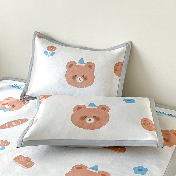 91家纺网 家纺一手货源 找家纺  （提供买家秀 爆款花型 不断货）2025新款600D小清新卡通印花冰丝枕套单品 面包小熊