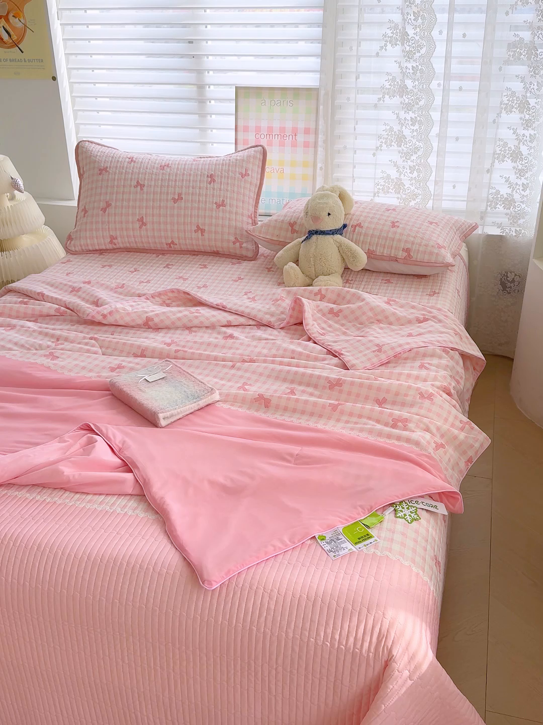 91家纺网 家纺一手货源 找家纺 赫梵茜 2025春夏新款锦氨凉感丝冰皮软席床盖夏被夏凉被空调被四件套 蝴蝶结粉