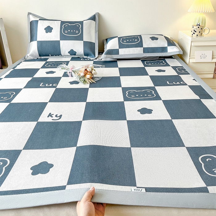 91家纺网 家纺一手货源 找家纺  （提供买家秀 爆款花型 不断货）2025新款600D小清新卡通印花冰丝凉席三件套系列 格子小熊