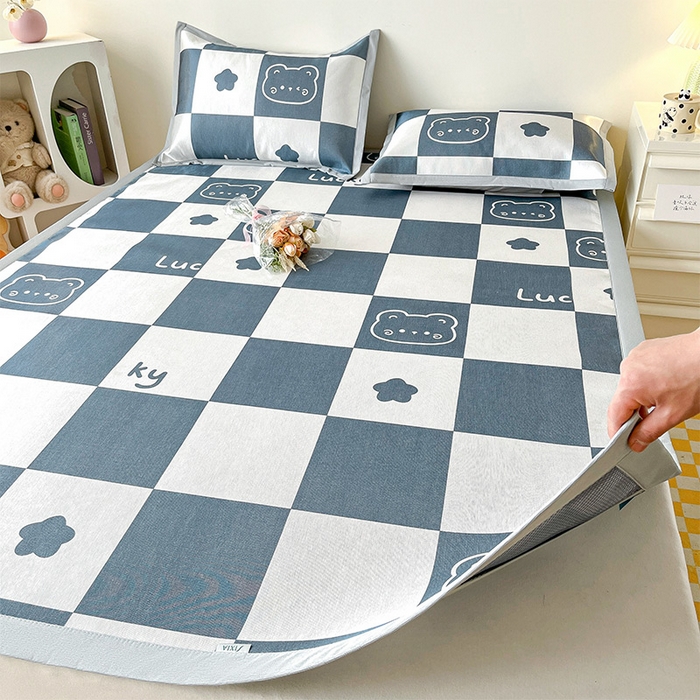 91家纺网 家纺一手货源 找家纺  （提供买家秀 爆款花型 不断货）2025新款600D小清新卡通印花冰丝凉席三件套系列 格子小熊