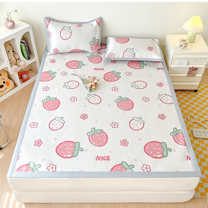 91家纺网 家纺一手货源 找家纺  （提供买家秀 爆款花型 不断货）2025新款600D小清新卡通印花冰丝凉席三件套系列 草莓多多