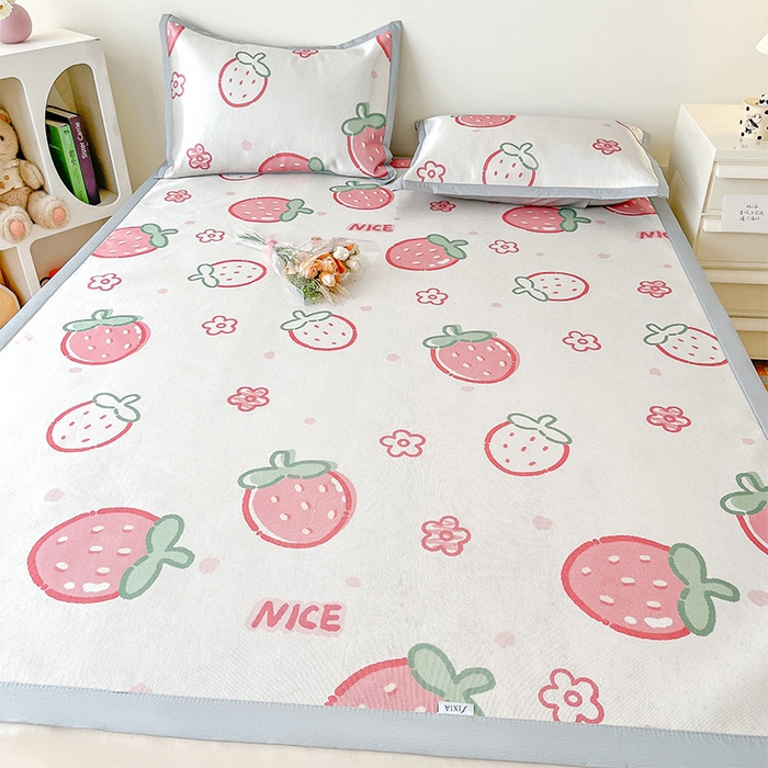 91家纺网 家纺一手货源 找家纺  （提供买家秀 爆款花型 不断货）2025新款600D小清新卡通印花冰丝凉席三件套系列 草莓多多