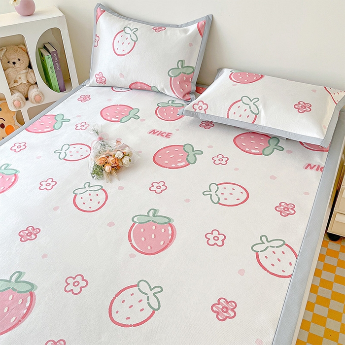 91家纺网 家纺一手货源 找家纺  （提供买家秀 爆款花型 不断货）2025新款600D小清新卡通印花冰丝凉席三件套系列 草莓多多