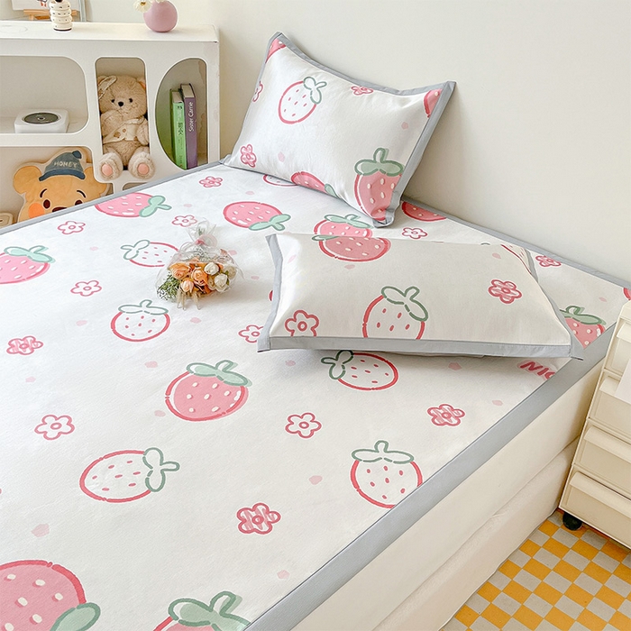 91家纺网 家纺一手货源 找家纺  （提供买家秀 爆款花型 不断货）2025新款600D小清新卡通印花冰丝凉席三件套系列 草莓多多