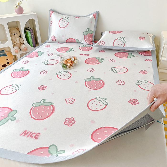 91家纺网 家纺一手货源 找家纺  （提供买家秀 爆款花型 不断货）2025新款600D小清新卡通印花冰丝凉席三件套系列 草莓多多