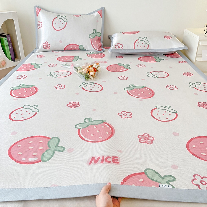 91家纺网 家纺一手货源 找家纺  （提供买家秀 爆款花型 不断货）2025新款600D小清新卡通印花冰丝凉席三件套系列 草莓多多