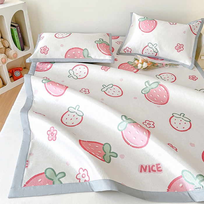 91家纺网 家纺一手货源 找家纺  （提供买家秀 爆款花型 不断货）2025新款600D小清新卡通印花冰丝凉席三件套系列 草莓多多