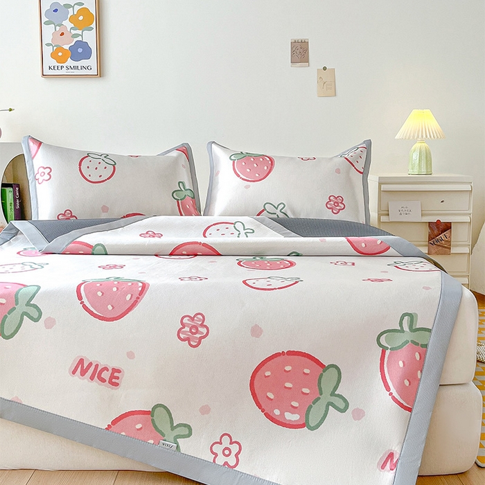 91家纺网 家纺一手货源 找家纺  （提供买家秀 爆款花型 不断货）2025新款600D小清新卡通印花冰丝凉席三件套系列 草莓多多