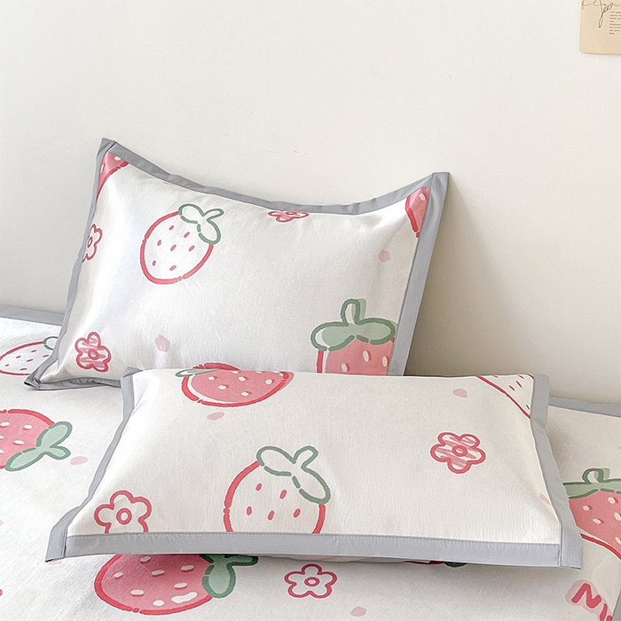 91家纺网 家纺一手货源 找家纺  （提供买家秀 爆款花型 不断货）2025新款600D小清新卡通印花冰丝凉席三件套系列 草莓多多