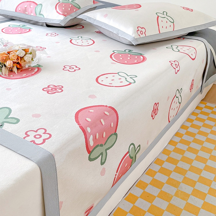 91家纺网 家纺一手货源 找家纺  （提供买家秀 爆款花型 不断货）2025新款600D小清新卡通印花冰丝凉席三件套系列 草莓多多