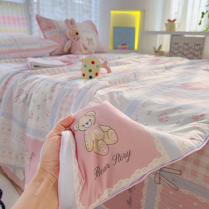 91家纺网 家纺一手货源 找家纺 赫梵茜 2025春夏新款无套路不墨迹锦氨凉感丝双面印花小冰皮夏被夏凉被空调被可机洗 俏皮小熊-粉