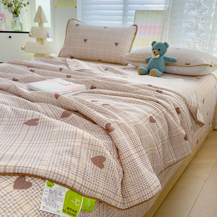 91家纺网 家纺一手货源 找家纺 赫梵茜 2025春夏新款锦氨凉感丝冰皮软席床盖夏被夏凉被空调被四件套 美拉德