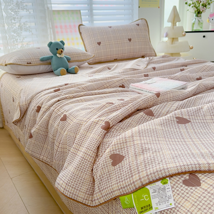 91家纺网 家纺一手货源 找家纺 赫梵茜 2025春夏新款锦氨凉感丝冰皮软席床盖夏被夏凉被空调被四件套 美拉德